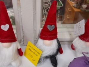 Punalakkinen tonttu 15cm